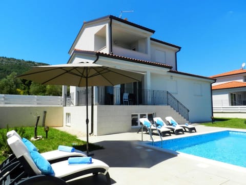 Spring, Day, Balcony/Terrace, Swimming pool, Swimming pool