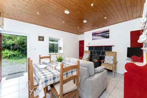 TV and multimedia, Seating area, Dining area, fireplace