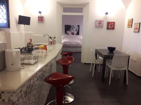 Kitchen or kitchenette, Photo of the whole room, Dining area