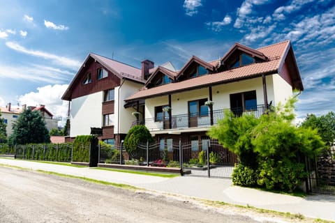 Property building, Day, Neighbourhood, Street view