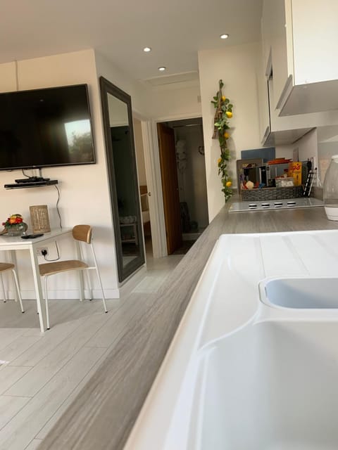 Ocean Drive Deluxe Apartment with complimentary Day Time Beach hut Apartment in Brean