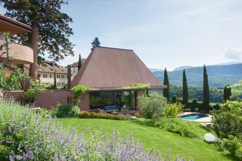 Property building, Natural landscape, Garden, Garden view, Mountain view, Swimming pool, sunbed