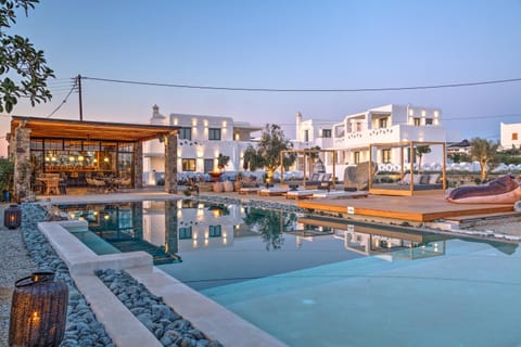 Property building, Garden, Lounge or bar, Pool view, Swimming pool