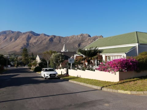 Facade/entrance, Bird's eye view