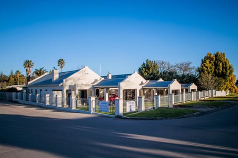 Property building, Facade/entrance, Garden, Street view, Street view, Parking