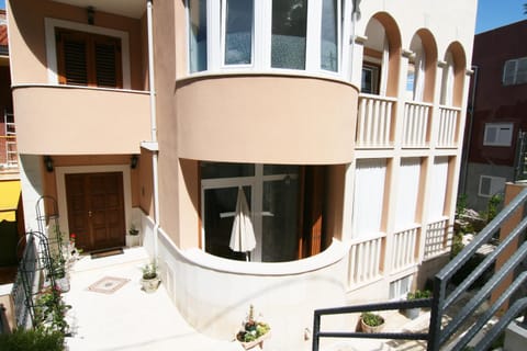 Property building, Patio, Facade/entrance, Day, BBQ facilities, Balcony/Terrace, Inner courtyard view, internet, locker