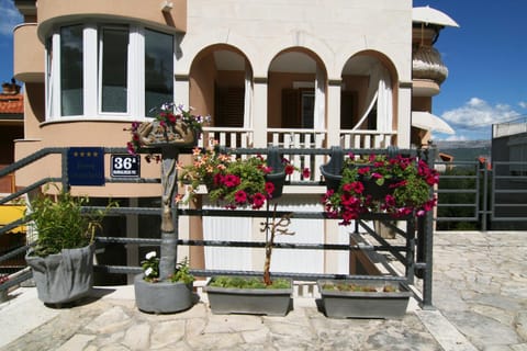 Property building, Patio, Facade/entrance, Property logo or sign, View (from property/room), Balcony/Terrace, Beach, Location, Certificate/Award, flat iron, internet