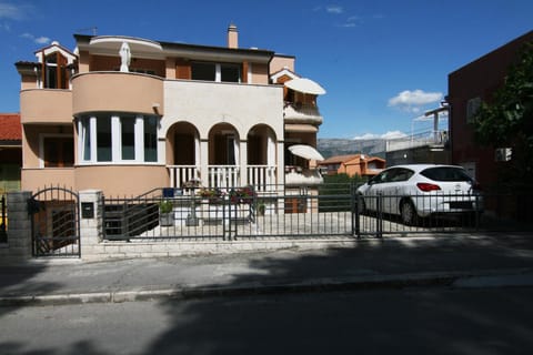 Property building, Nearby landmark, Restaurant/places to eat, Facade/entrance, Day, Neighbourhood, Natural landscape, Fishing, Snorkeling, Balcony/Terrace, Balcony/Terrace, Beach, Tennis court, Canoeing, Cycling, Area and facilities, Sports, Location, Parking, furniture, internet, locker, towels, washing machine