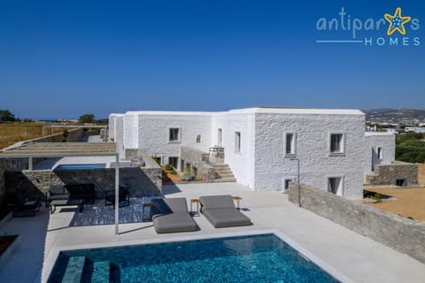 Property building, Swimming pool, sunbed