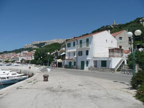 Restaurant/places to eat, Facade/entrance, Natural landscape, Fishing, Beach, Hiking, Cycling, Diving, Sea view, Street view