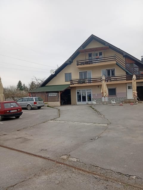 Property building, Day, Neighbourhood, On site, Street view