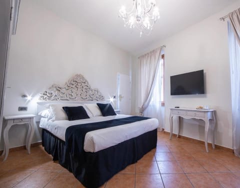 Bed, TV and multimedia, Photo of the whole room, Bedroom
