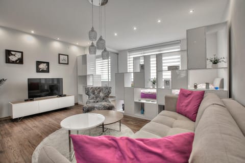TV and multimedia, Living room, Photo of the whole room, Seating area, Bedroom