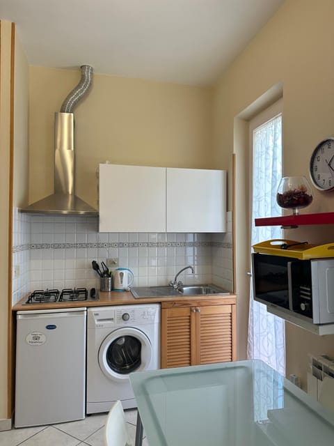 Kitchen or kitchenette, stove, washing machine
