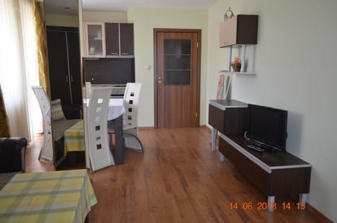 Living room, Photo of the whole room, Dining area