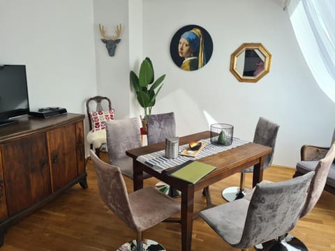 TV and multimedia, Seating area, Dining area