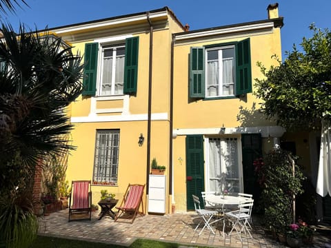 Villa Angelina Holiday Homes I Casa Limone I 5 minuti a piedi dal mare I Giardino I Parcheggio privato Apartment in Vallecrosia