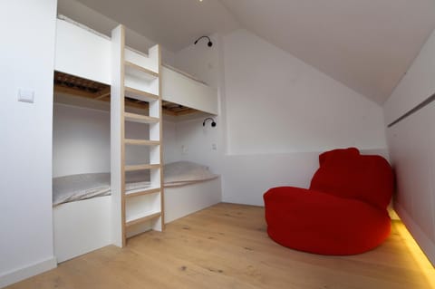 Seating area, Bedroom, bunk bed