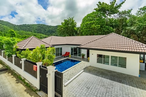 Property building, Day, Natural landscape, Balcony/Terrace, Mountain view, Pool view, Swimming pool, Parking