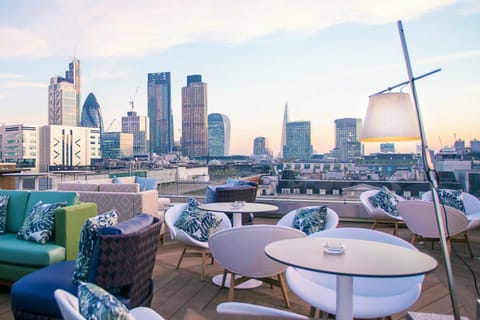 Restaurant/places to eat, Seating area, City view