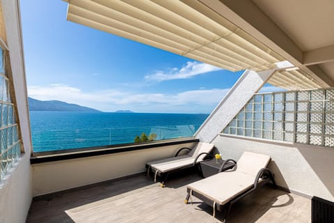 Natural landscape, View (from property/room), Balcony/Terrace, Seating area, Sea view