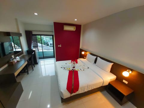 Photo of the whole room, Bedroom