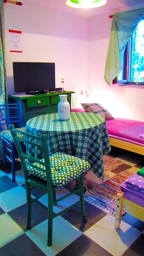 Bed, Day, Summer, TV and multimedia, Coffee/tea facilities, Kitchen or kitchenette, Living room, Seating area, Dining area, Bedroom, On site, Garden view, Area and facilities