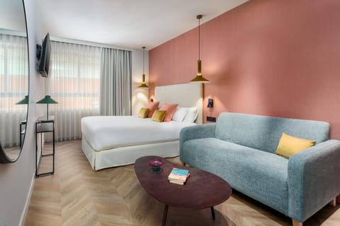 Bed, Photo of the whole room, Dining area