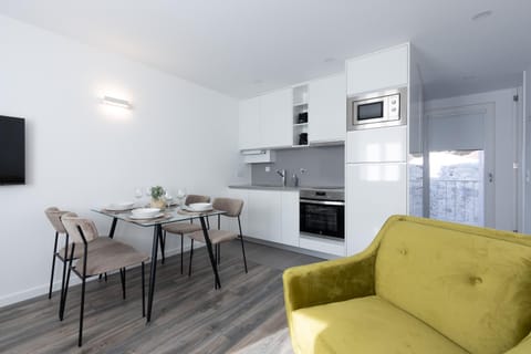 Kitchen or kitchenette, Seating area