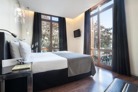 Bed, TV and multimedia, View (from property/room), Photo of the whole room, Decorative detail, Bedroom