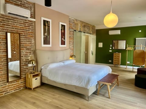 Bed, Bathroom, Balcony/Terrace, Photo of the whole room, Bedroom, Landmark view, Street view, soundproof, air conditioner