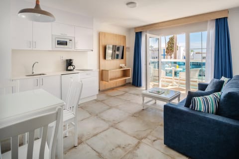 Living room, Photo of the whole room, Dining area