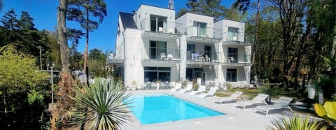 Property building, Patio, Garden, Garden view, Pool view, Swimming pool, sunbed