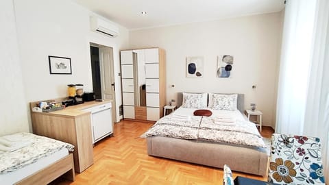 Lavender - City Room with free parking Bed and Breakfast in Pula