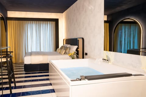 Hot Tub, Bedroom