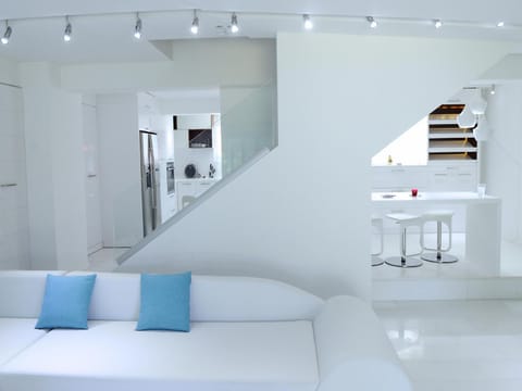 Coffee/tea facilities, Kitchen or kitchenette, Seating area, Dining area