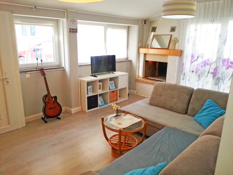 Day, Summer, TV and multimedia, Living room, Photo of the whole room, Seating area, Cycling, On site, Family