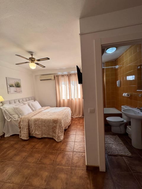 Toilet, Bed, Bathroom, TV and multimedia, Photo of the whole room, Bedroom, Bath, internet, internet, internet, towels, air conditioner