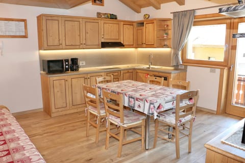 Coffee/tea facilities, Kitchen or kitchenette, Dining area, dishwasher, minibar, stove