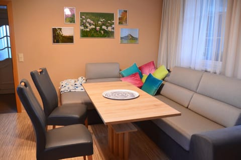 Bed, Living room, Photo of the whole room, Decorative detail, Dining area