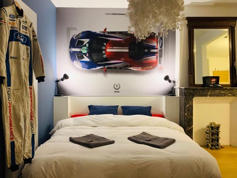 Bed, Bedroom, towels