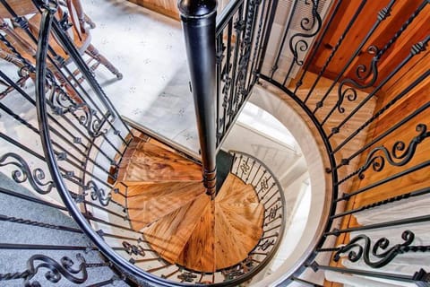 Chateau Royal East House in Yosemite Park Way