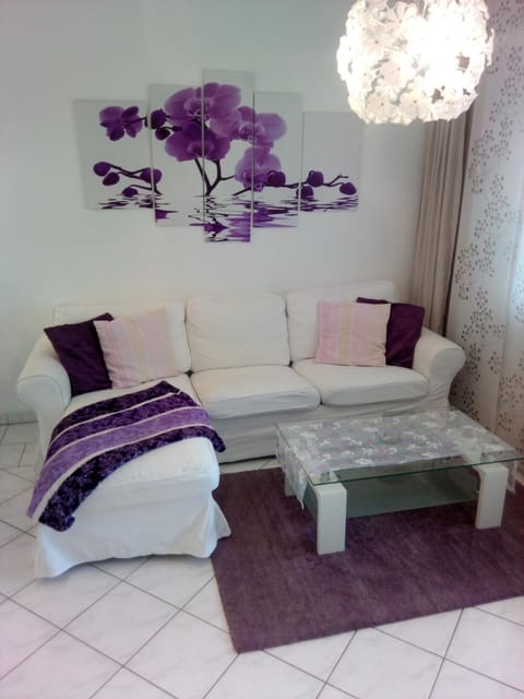 Communal lounge/ TV room, Other, Photo of the whole room, Decorative detail, Decorative detail