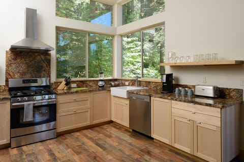 Alpenglow 2 House in Yosemite Park Way