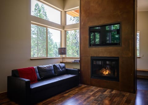 Alpenglow 2 House in Yosemite Park Way