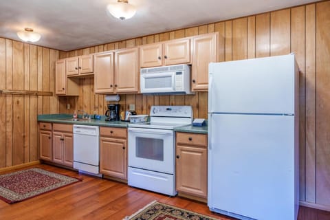 Hutchings Cabin & Apt. Cabin in Yosemite Park Way