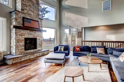 Kildrummy Lodge House in Yosemite Park Way