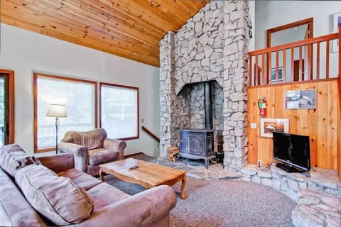 Sport Chalet House in Yosemite Park Way