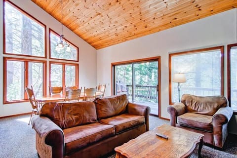 Sport Chalet House in Yosemite Park Way