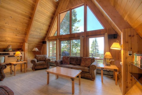 Stoneoaks House in Yosemite Park Way